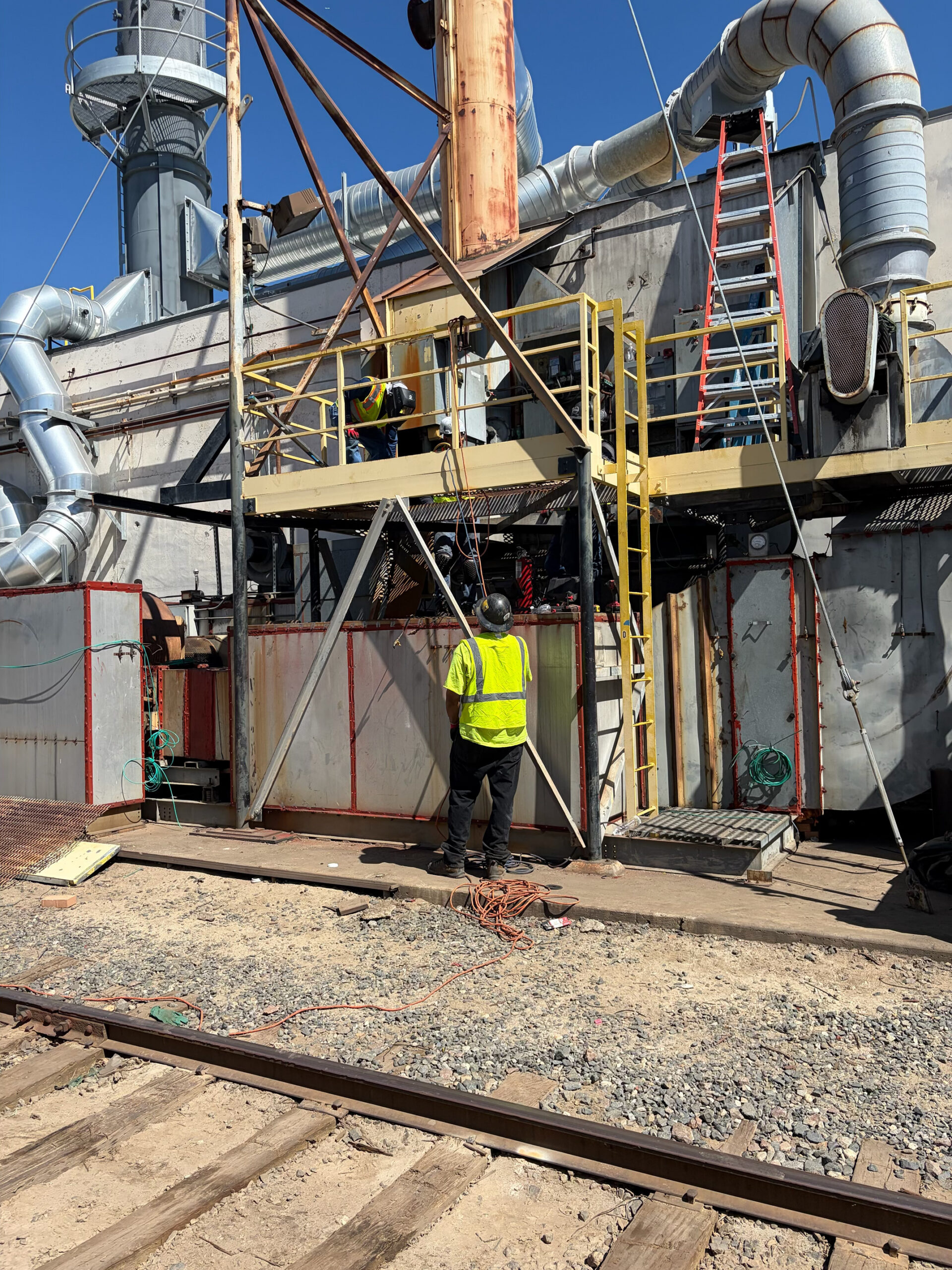 Active railroad tracks by heat exchangers